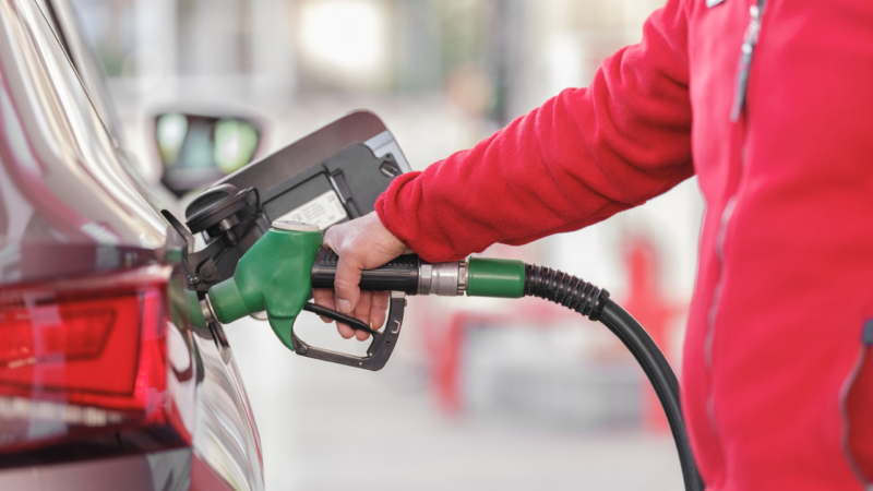 Brent petrol fiyatları ve dövizdeki değişikliklerle birlikte vatandaşlar akaryakıt fiyatlarını