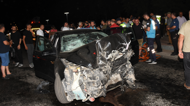 Aydın'ın Germencik ilçesinde, iki otomobilin çarpışması sonucu 2'si çocuk 8