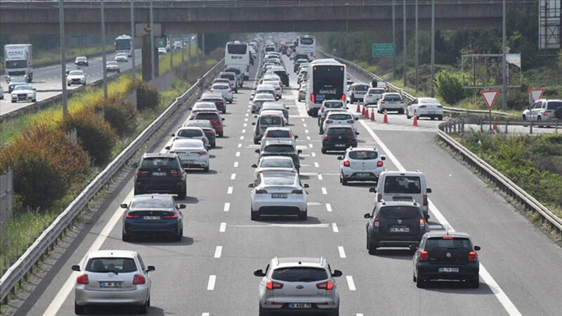 İstanbul'un bazı bölgelerinde haftanın 3. iş gününde trafik yoğunluğu arttı.