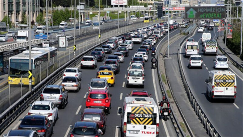 İstanbul'da bayramın ilk gününde trafik yoğunluğu yüzde 15 seviyelerine düştü.