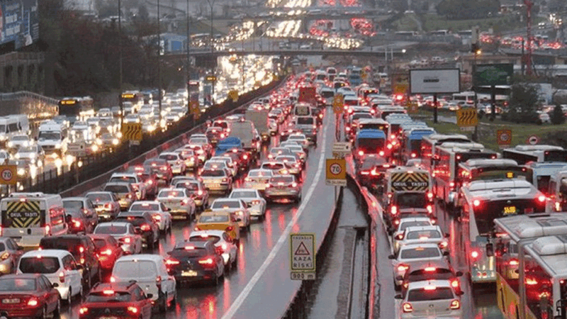İstanbul'un bazı bölgelerinde haftanın ilk iş günü trafik yoğunluğu arttı.