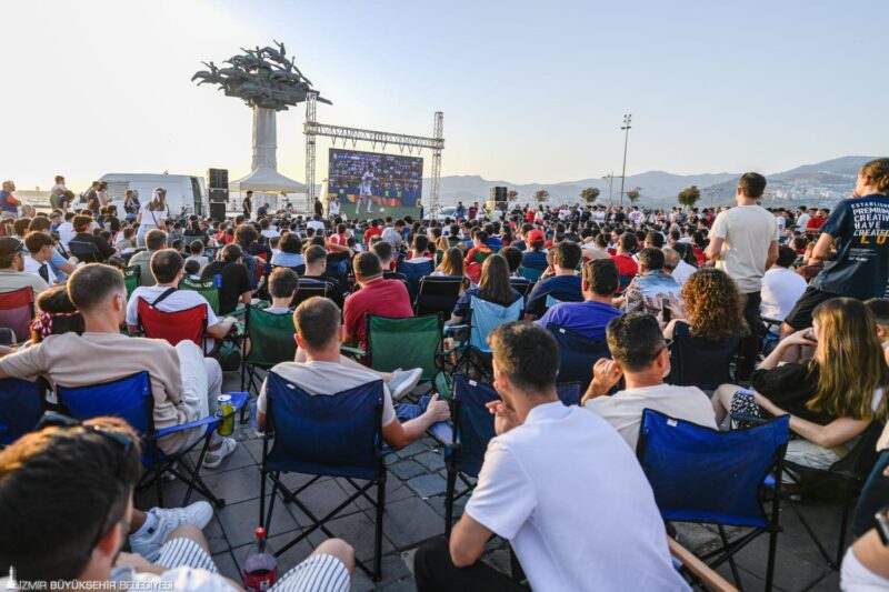 İzmirli futbolseverler milli takımımızın Avrupa Futbol Şampiyonası’ndaki büyük heyecanına İzmir