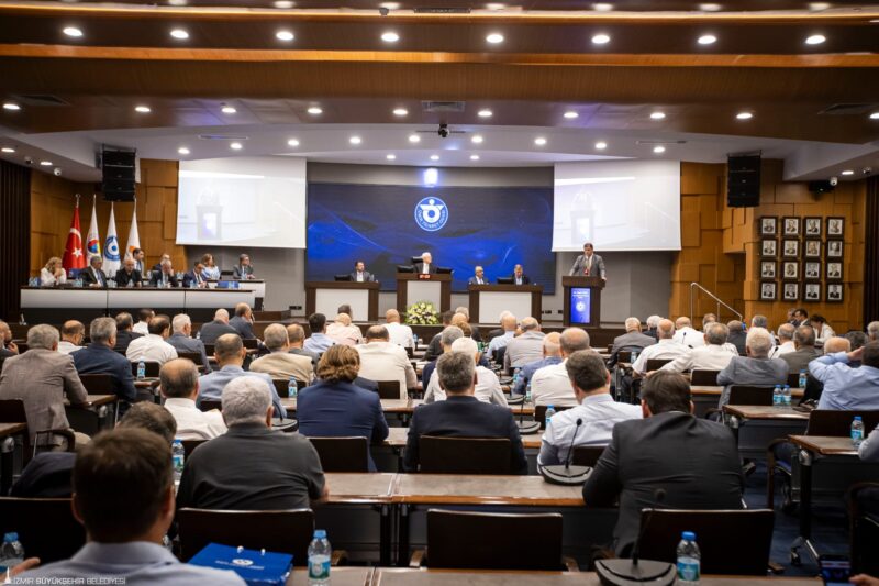 
Başkan Tugay İZTO meclis toplantısına katıldı “Bu şehirdeki canlı cansız