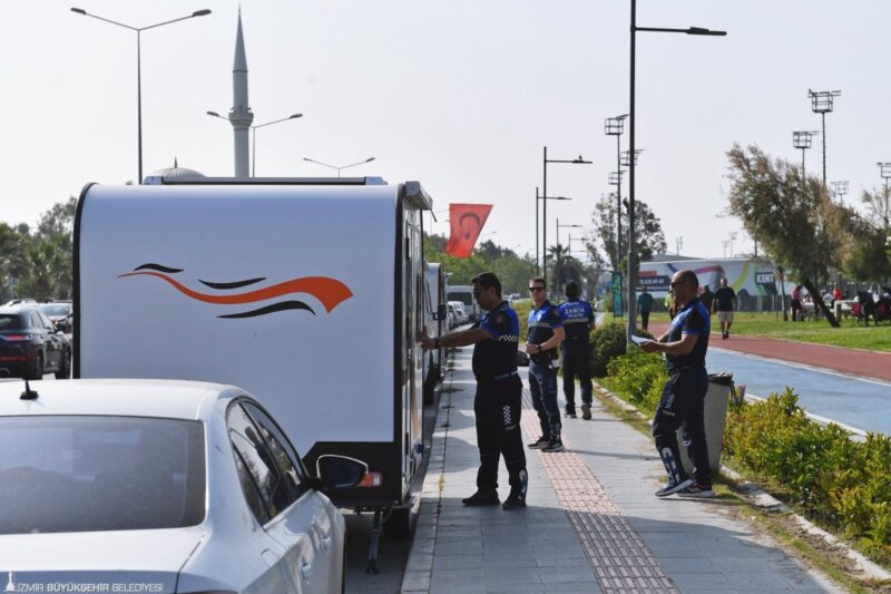 İzmir Büyükşehir Belediyesi, karavanların oluşturduğu park sorununu çözmek, karavan sahiplerinin