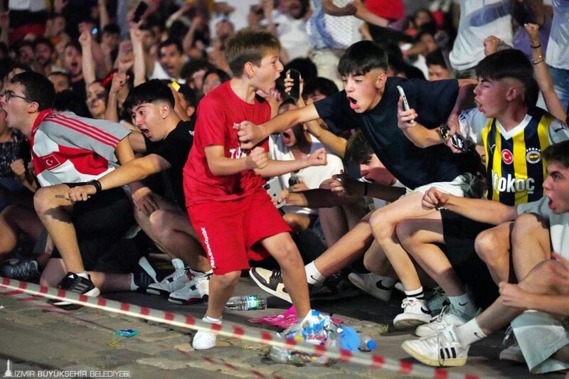 İzmirli futbolseverler, Türkiye A Milli Futbol Takımı’nın Çekya ile karşılaşmasını,