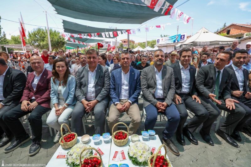 Bornova Belediyesi tarafından Beşyol Mahallesi’nde düzenlenen Kiraz Festivali’ne İzmir Büyükşehir