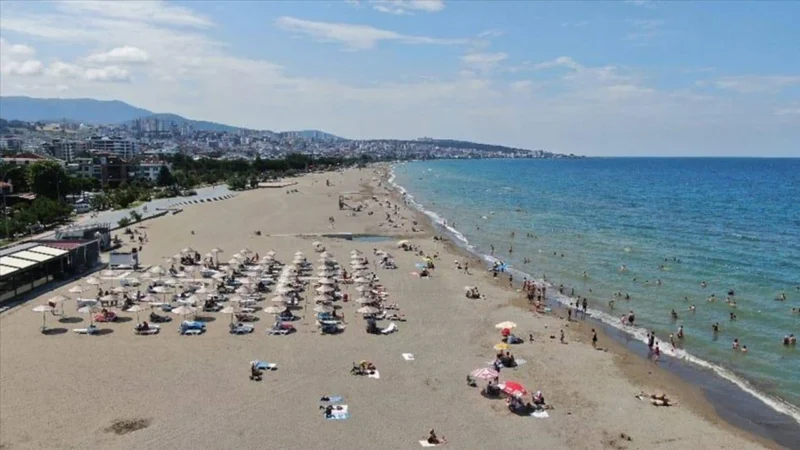 Samsun'da etkili olan olumsuz hava şartları nedeniyle denize girilmemesi uyarısında