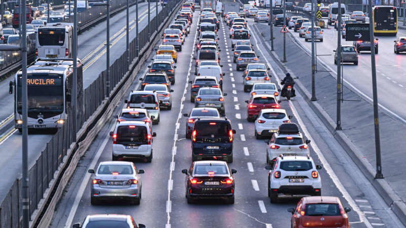İstanbul'un birçok noktasında ve ana arterlerde sabah saatlerinde trafik yoğunluğu