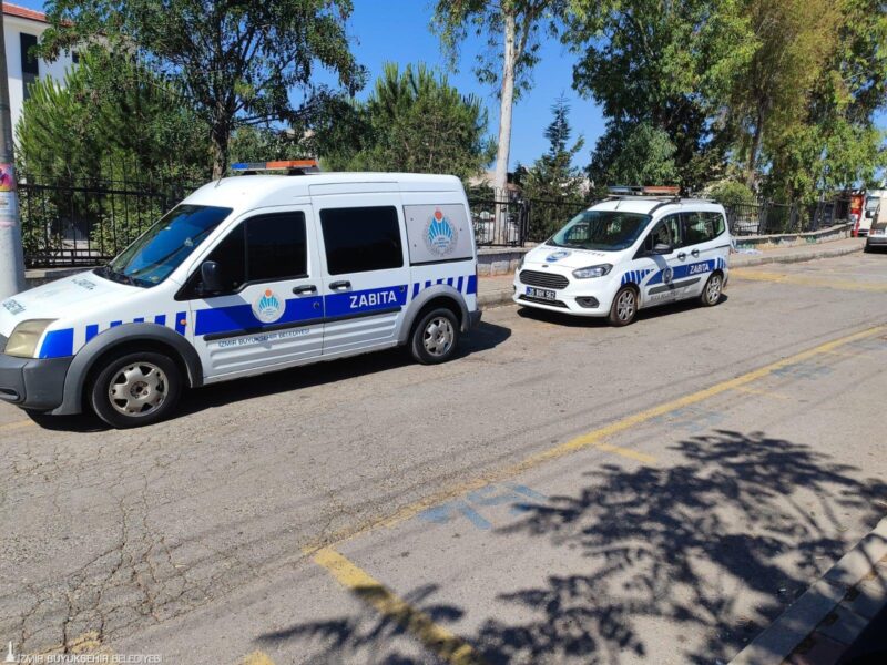 İzmir Büyükşehir Belediyesi Zabıta ekipleri, bugün yapılan YKS’ye girecek öğrenciler