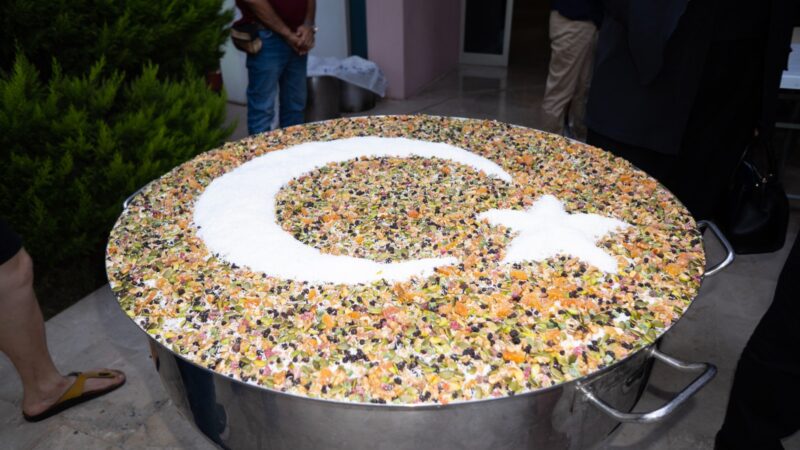 Güzelbahçe Belediyesi, Yaka Mahallesi meydanında Muharrem Ayı nedeniyle aşure etkinliği
düzenledi
