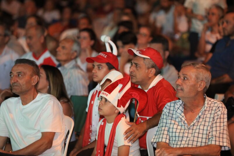 Güzelbahçe Belediye Başkanı Mustafa Günay, milli maç heyecanını Atatürk Mahallesi
Çarşı’sında