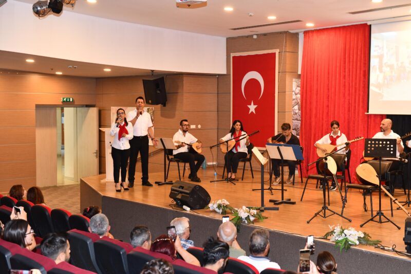 Çiğli Belediyesi tarafından düzenlenen Bağlama Kursunu başarıyla tamamlayan kursiyerler,
hazırladıkları Yıl