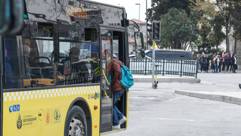 İstanbul Büyükşehir Belediyesi (İBB), 15 Temmuz'da kişiselleştirilmiş İstanbulkart sahiplerinin toplu ulaşım hizmetlerinden ücretsiz yararlanacağını bildirdi.