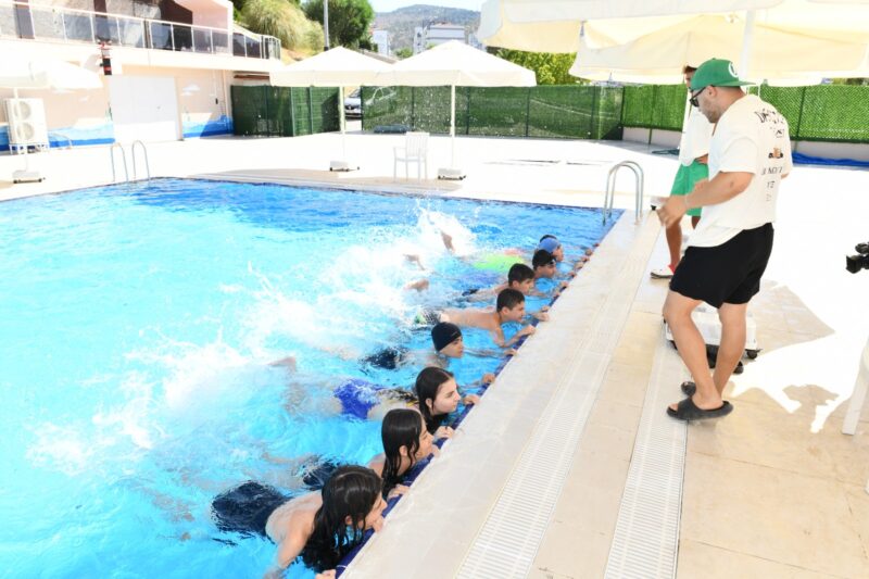 Çiğli Belediyesi tarafından, Yaz Spor Okulları kapsamında düzenlenen yüzme kursuna