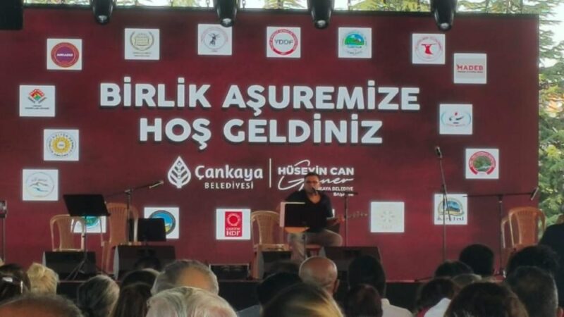 Aşure Günü etkinliğine, siyasiler ve vatandaşlar katıldılar.