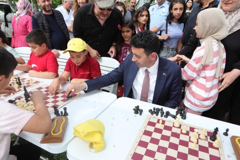 Bayraklı Belediyesi, BASAMAK çatısı altında düzenlediği kültür-sanat kurslarını yaz tatilinde
