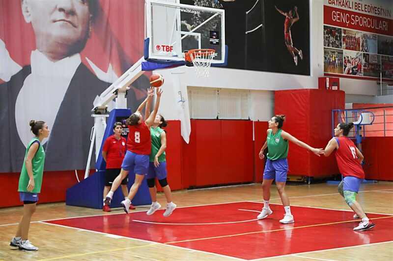 
Her yıl binlerce çocuğu spor okullarında bir araya getiren Bayraklı