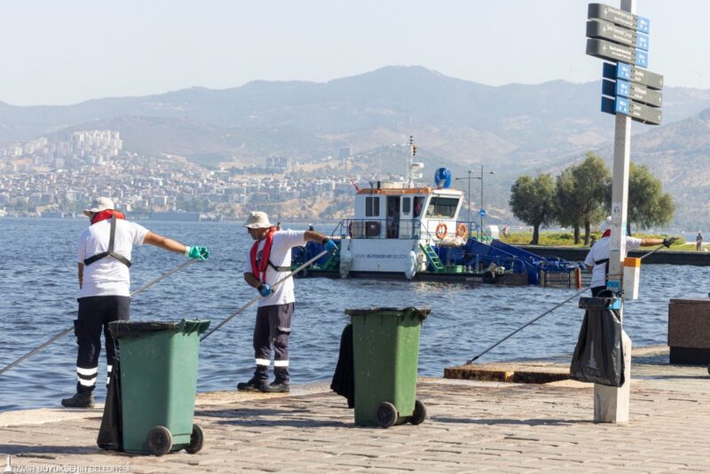 İzmir Büyükşehir Belediyesi ekipleri sadece şehrin sokaklarını değil deniz yüzeyini