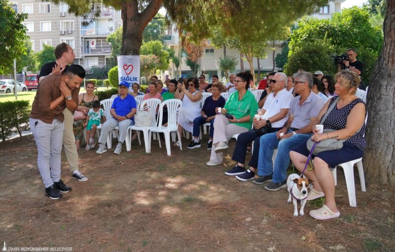 İzmir Büyükşehir Belediyesi’nin “Sağlığı Geliştiren Parklar” projesiyle şehrin parkları hem