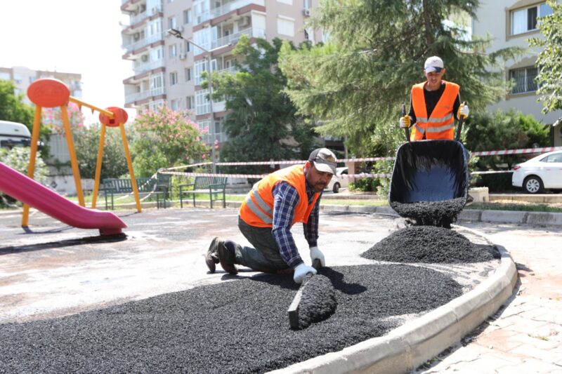 Bayraklı Belediyesi Park ve Bahçeler Müdürlüğü ekipleri, ilçe genelindeki parklarda