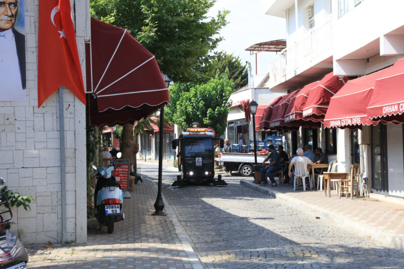 Güzelbahçe Belediyesi, temizlik filosuna yeni araç ve ekipmanlar ekleyerek hizmet