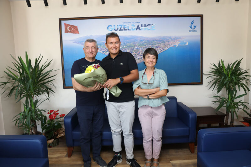 
Güzelbahçe’de yaşayan otizmli ultra maraton yüzücüsü Tuna Tunca, Güzelbahçe Belediye
Başkanı