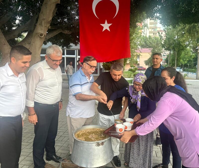 Adana Huzurevi'nde geleneksel Aşure Günü etkinliği düzenlendi. Huzurevi sakinleri programda