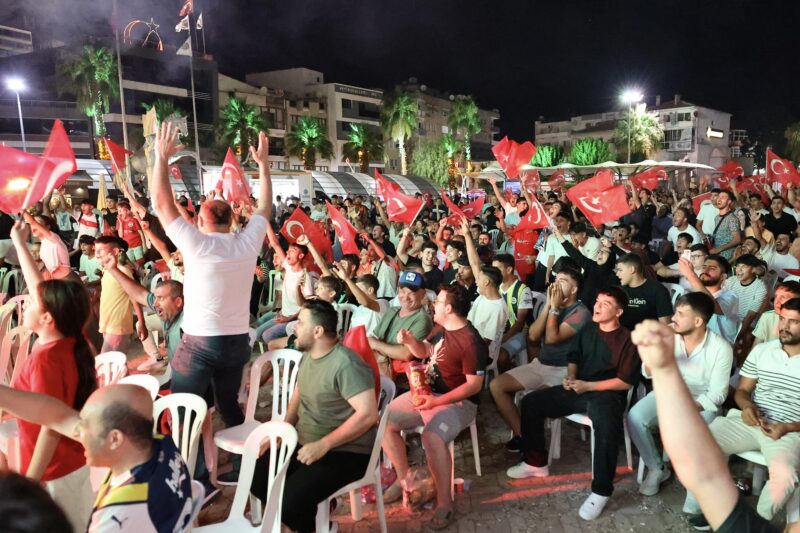 Avrupa Şampiyonası'nda gruptan çıkarak kupa yolunda son 16'ya kalan A