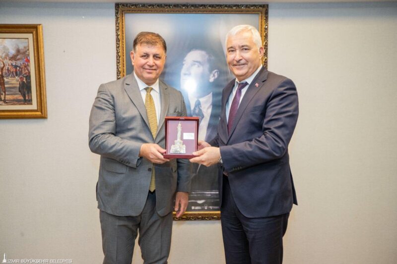 İzmir Büyükşehir Belediye Başkanı Dr. Cemil Tugay, ilçelerin sorunlarını belirleyerek