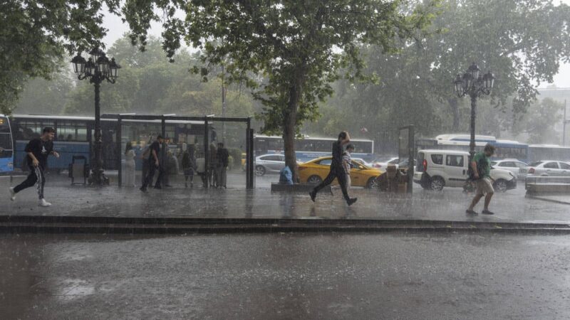 Meteoroloji Genel Müdürlüğü'nün uyarısının ardından Ankara'da sağanak etkisini gösterdi.