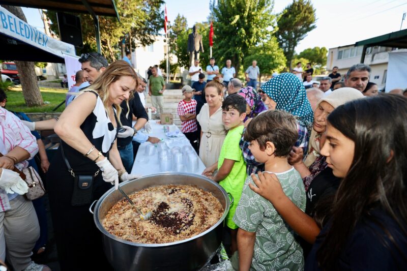 Konak Belediyesi’ninGültepe Atatürk Meydanı’nda düzenlediği Geleneksel Aşure İkramında Konaklılarla bir