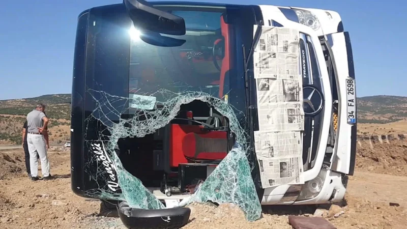 Bingöl'de yolcu otobüsünün devrilmesi sonucu 14 kişi yaralandı. Yaralıların durumlarının