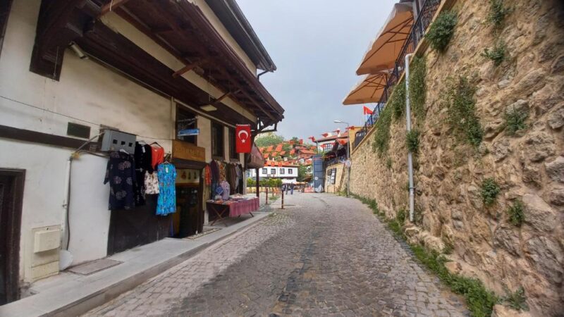 Yerli ve yabancı turistler ilçeye girişte Ayvaşık kavşağına yakın bir