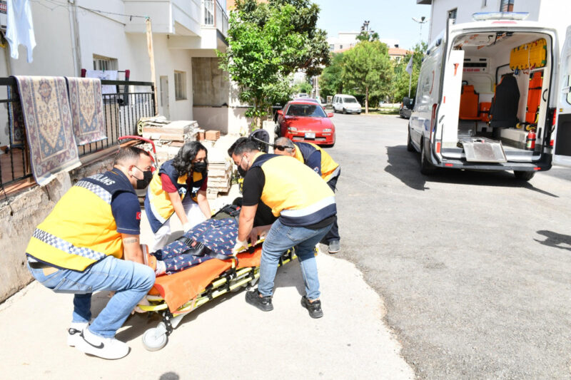 Çiğli Belediyesi, hasta nakil ambulansı ve uzman sağlık personelleri eşliğinde