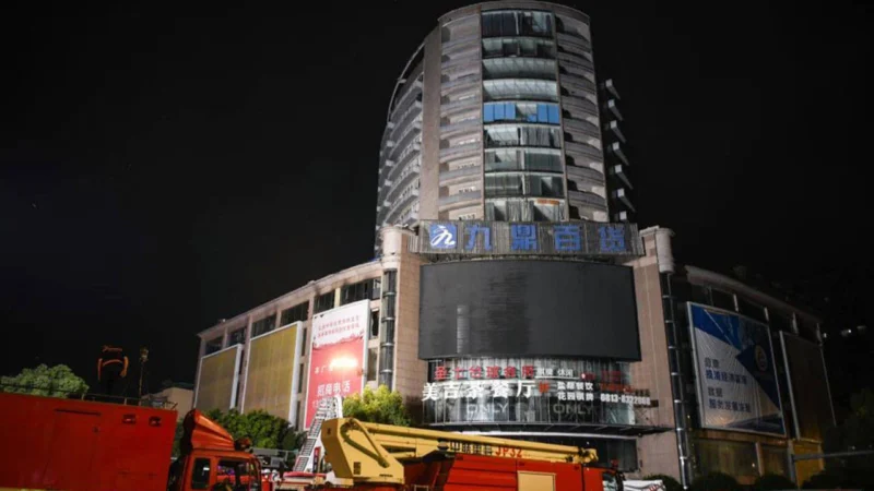 Çin’in Sichuan eyaletinde bir alışveriş merkezinde çıkan yangında 16 kişi