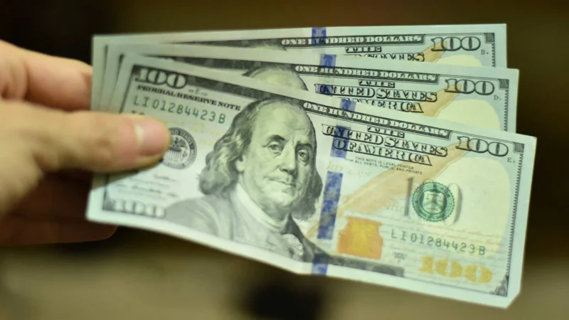 İstanbul serbest piyasada dolar 32,9500 liradan, euro35,7210 liradan güne başladı.