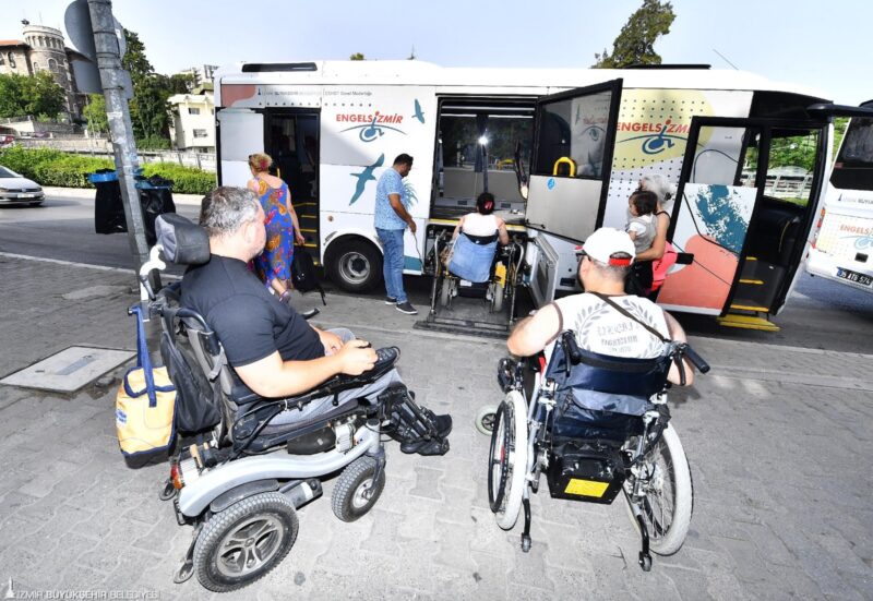 İzmir Büyükşehir Belediyesi Engelsizmir Şube Müdürlüğü’nün engelsiz araçları, engelli yurttaşları