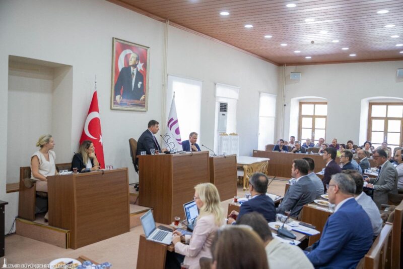 İzmir Büyükşehir Belediye Başkanı Dr. Cemil Tugay'ın ilçelerde düzenlediği koordinasyon