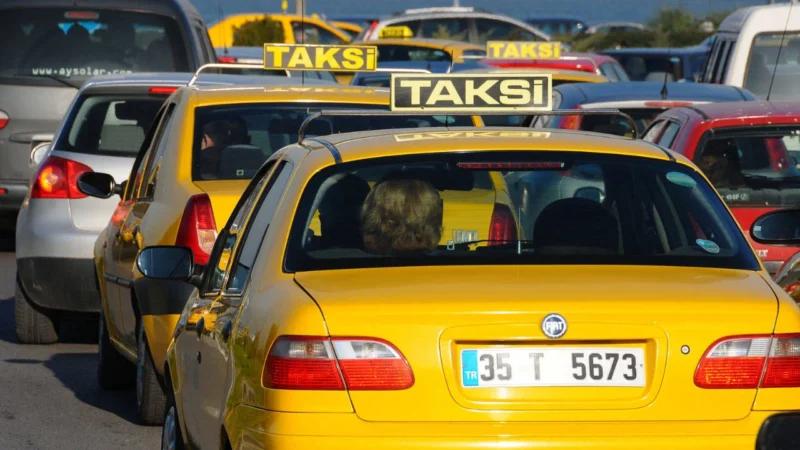 İzmir'de taksi ücretlerine bir ayda ikinci kez zam yapıldı. Bu