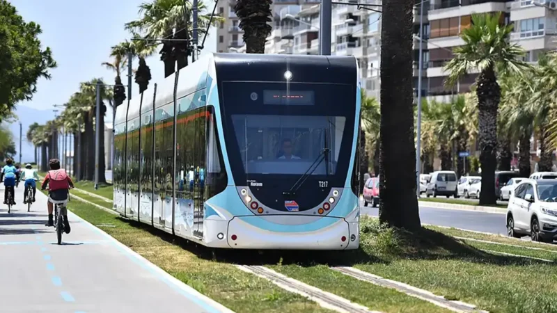 Karşıyaka tramvayında bisikletiyle seyahat eden bir yolcu, diğer yolculara rahatsızlık