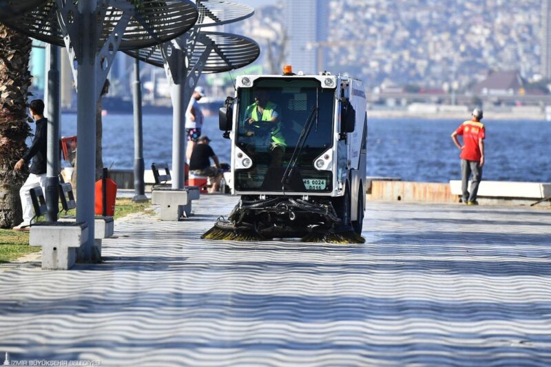 
İzmir Büyükşehir Belediyesi ekipleri, daha temiz ve sağlıklı bir