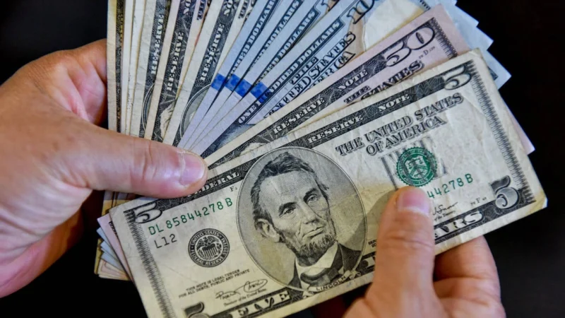 Dolar/TL, dün satıcılı bir seyir izleyerek günü önceki kapanışının yüzde