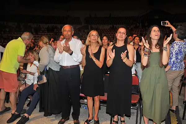 Türk Eğitim Vakfı'na destek için düzenlenen gecede Yunan şarkıcı Despina