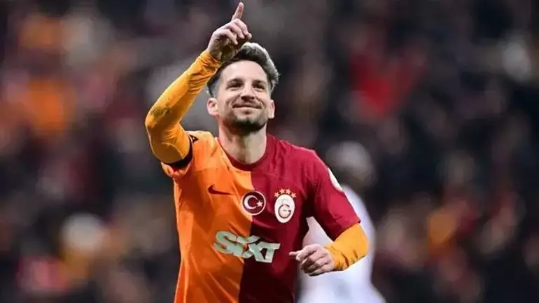 Galatasaray, tecrübeli futbolcu Dries Mertens ile 1 yıl daha sözleşme