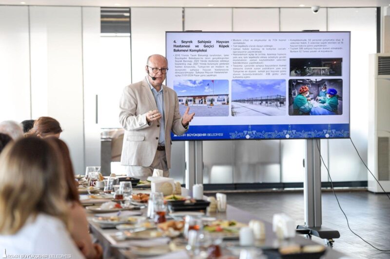 İzmir Büyükşehir Belediye Başkanı Dr. Cemil Tugay’ın eşi Öznur Tugay,