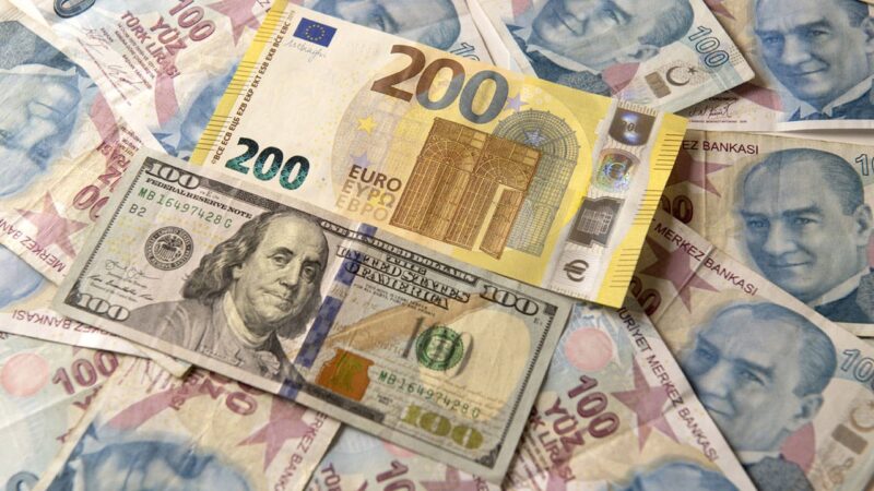 Merkez Bankası'nın faiz kararı öncesi döviz kurunda yüksek seyir sürüyor.