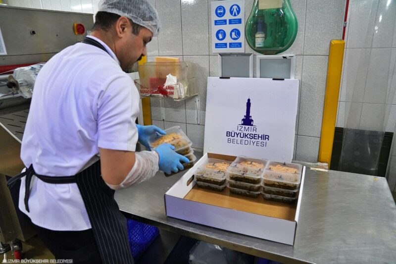 İzmir Büyükşehir Belediyesi, yalnız yaşayan ve yemek yapmakta zorlanan yaşlı