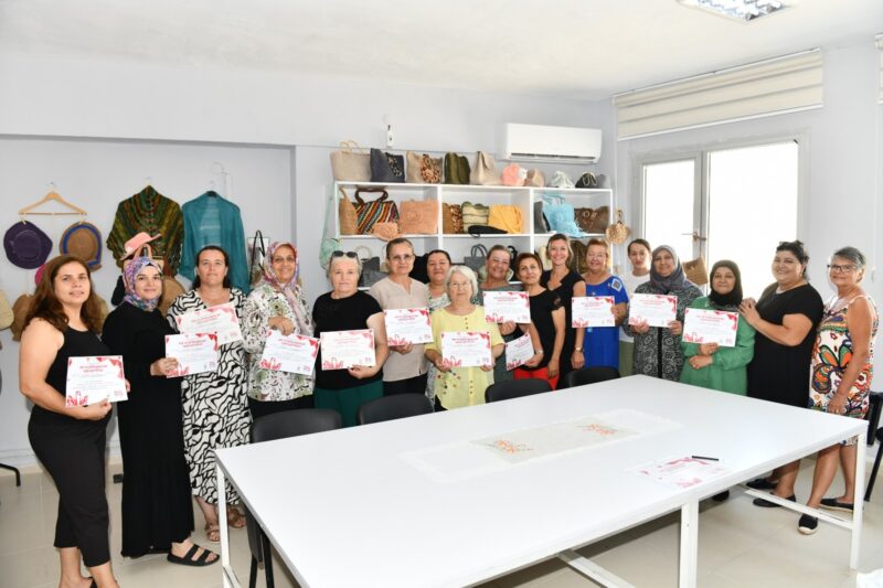 Çiğli Belediyesi’nin Sasalı Kadın Dayanışma Merkezi’nde düzenlediği kursu tamamlayan kursiyerlerin