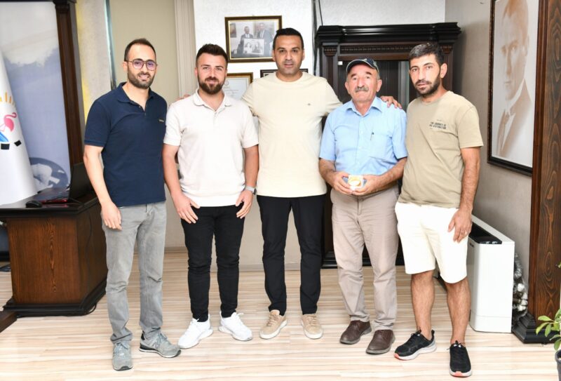 İşçilerden Örnek Davranış

Çiğli Belediyesi temizlik işçileri çöp konteynerini boşalttıkları sırada