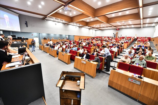İzmir Büyükşehir Belediyesi’nin meclis toplantısında Karşıyaka Yamanlar Dağı’nda başlayan ve